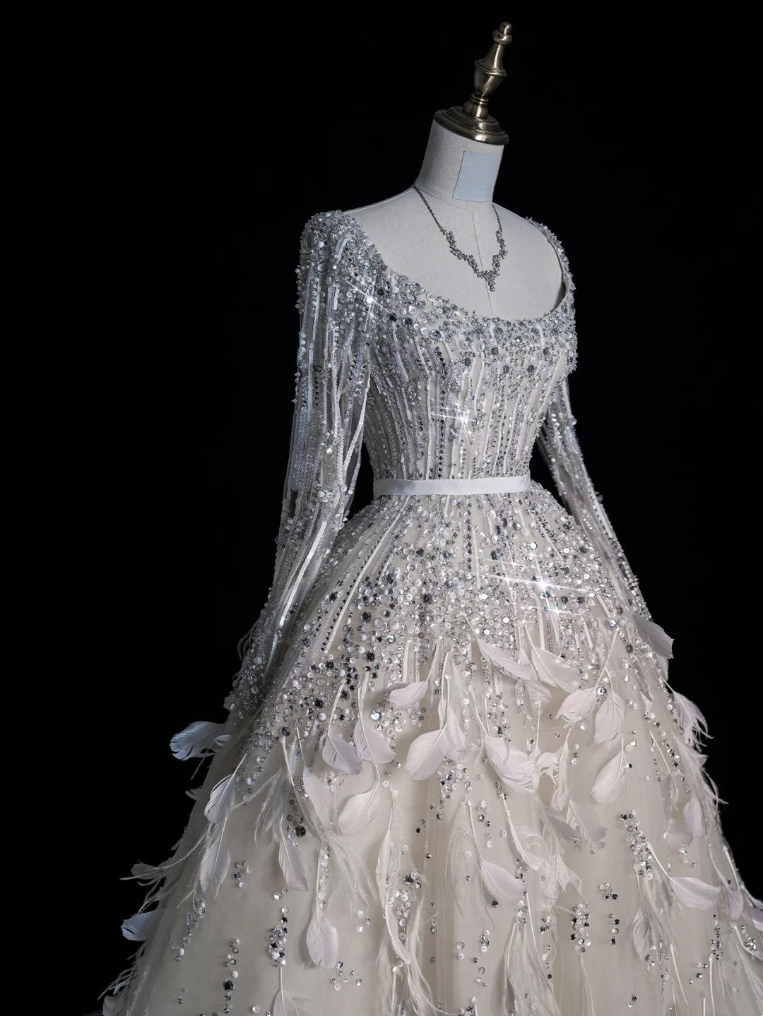 Robe de mariée civile, robe de bal, col carré, tulle blanc, manches longues, bustier orné de plumes, robe de mariée cintrée N612