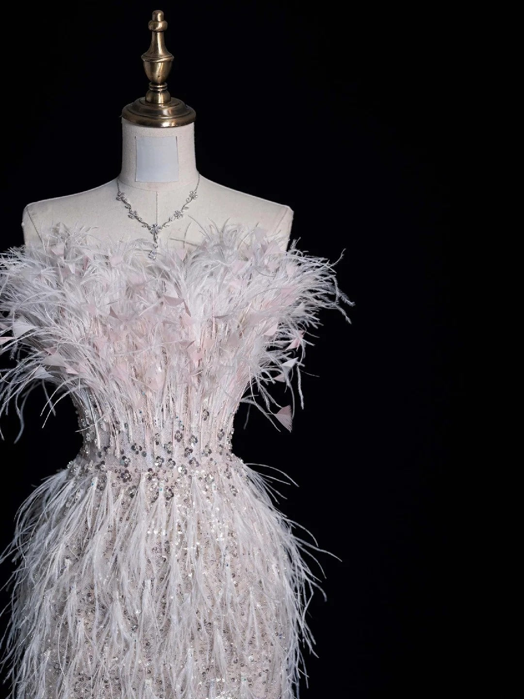Robe de mariée civile fourreau bustier blanc à sequins et fente ornée de plumes, coupe ajustée N613
