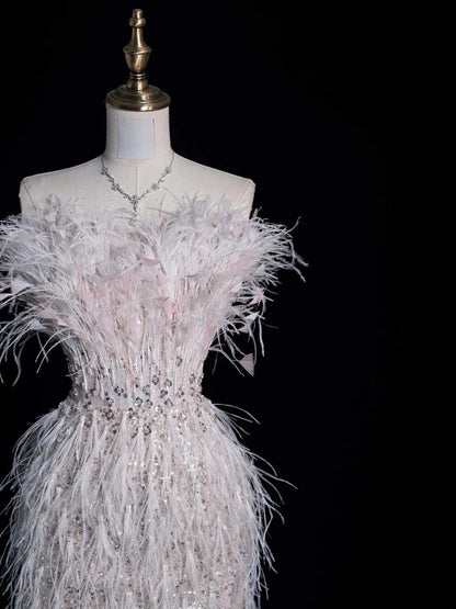 Robe de mariée civile fourreau bustier blanc à sequins et fente ornée de plumes, coupe ajustée N613