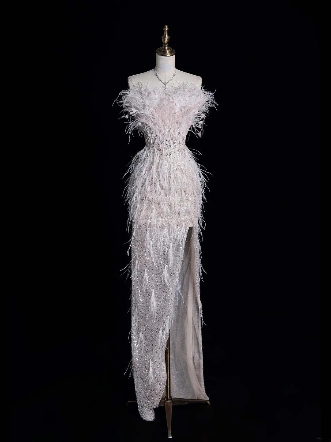 Robe de mariée civile fourreau bustier blanc à sequins et fente ornée de plumes, coupe ajustée N613