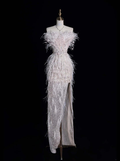 Robe de mariée civile fourreau bustier blanc à sequins et fente ornée de plumes, coupe ajustée N613