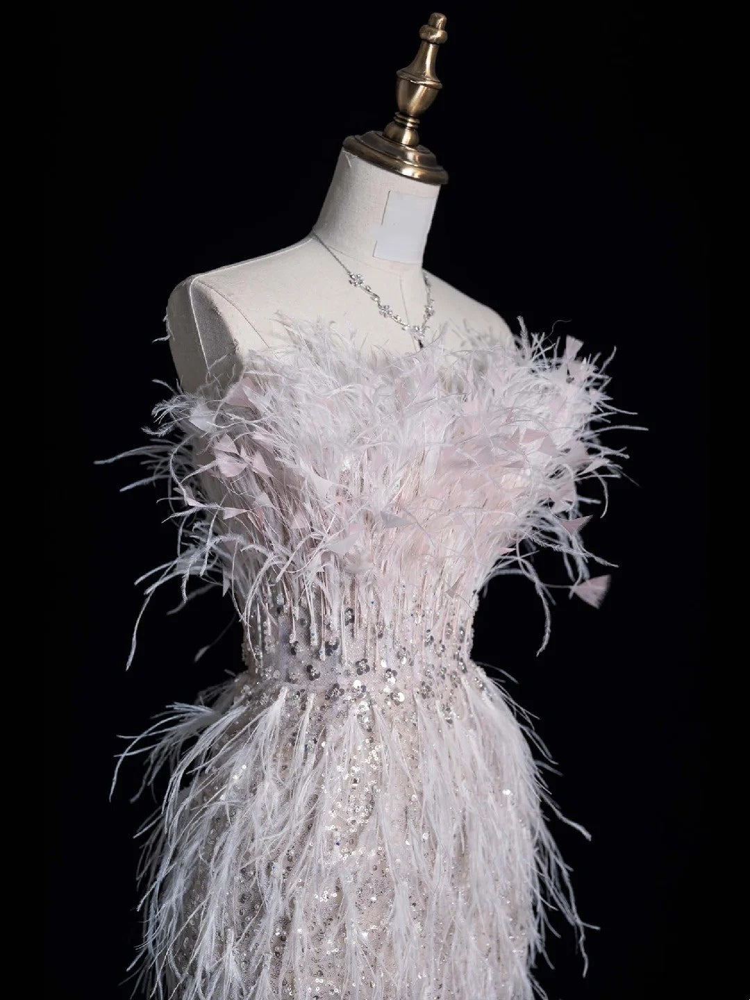 Robe de mariée civile fourreau bustier blanc à sequins et fente ornée de plumes, coupe ajustée N613