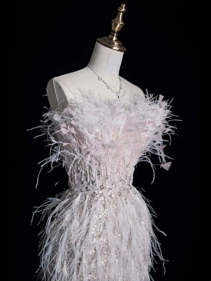 Robe de mariée civile fourreau bustier blanc à sequins et fente ornée de plumes, coupe ajustée N613