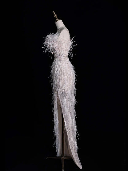 Robe de mariée civile fourreau bustier blanc à sequins et fente ornée de plumes, coupe ajustée N613
