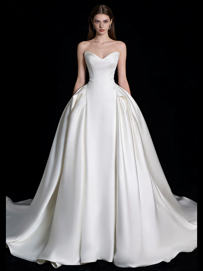 Robe de bal sobre en satin blanc à décolleté cœur et plis, robe de mariée longue de conte de fées pour l'automne N690