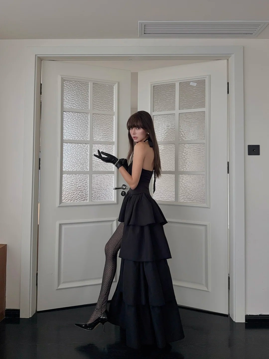 Robe de soirée semi-formelle N692, dos nu asymétrique, style sobre, ornée de volants en satin, idéale pour un mariage ou une réception.