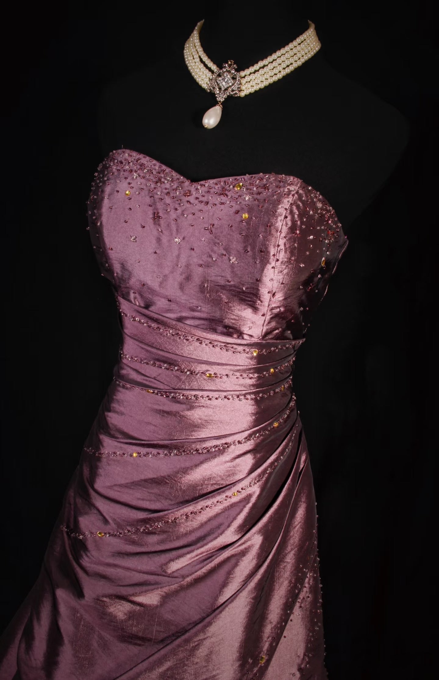 Robe de bal trapèze en satin à décolleté cœur, ornée de perles, N777