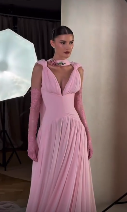 Magnifique robe de soirée rose en mousseline de soie à col V et coupe trapèze, idéale pour un bal de promo ou un mariage (N890).