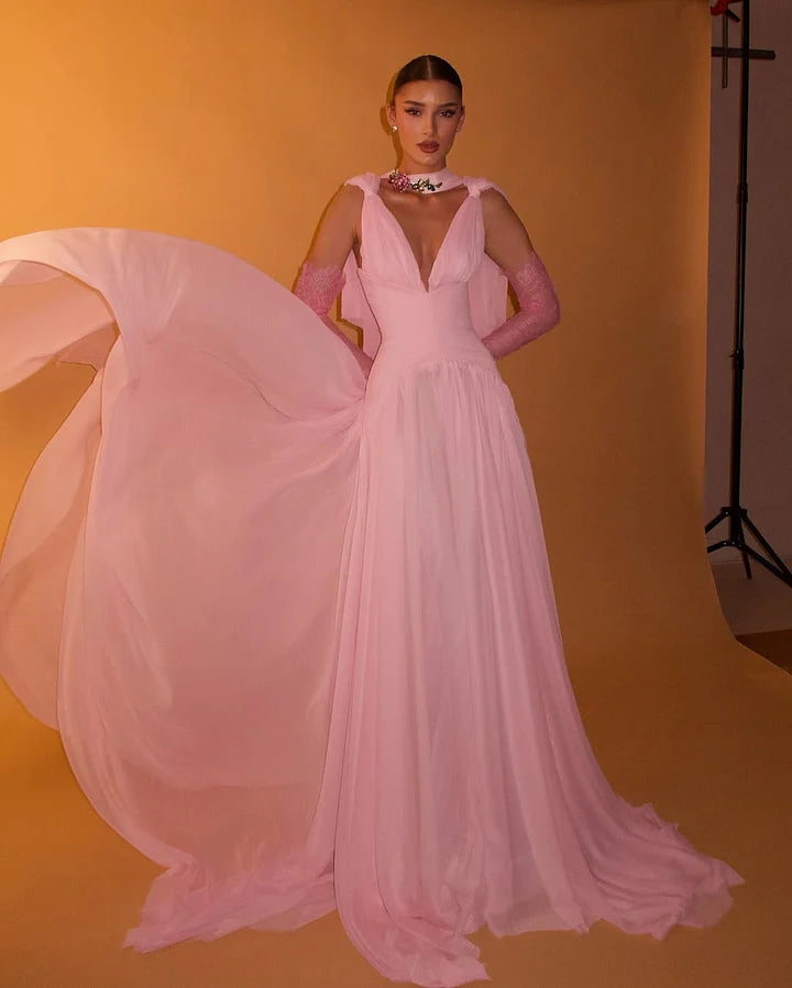Magnifique robe de soirée rose en mousseline de soie à col V et coupe trapèze, idéale pour un bal de promo ou un mariage (N890).