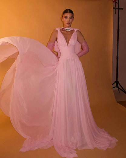 Magnifique robe de soirée rose en mousseline de soie à col V et coupe trapèze, idéale pour un bal de promo ou un mariage (N890).