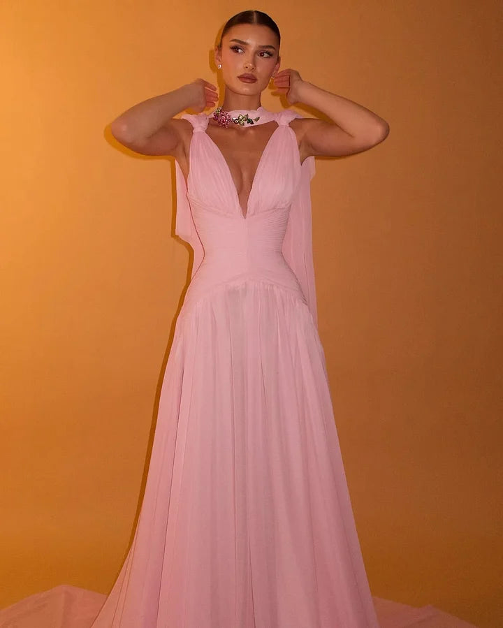 Magnifique robe de soirée rose en mousseline de soie à col V et coupe trapèze, idéale pour un bal de promo ou un mariage (N890).