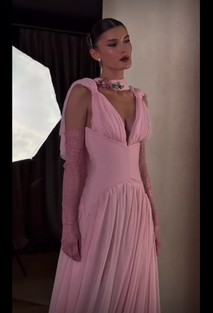 Magnifique robe de soirée rose en mousseline de soie à col V et coupe trapèze, idéale pour un bal de promo ou un mariage (N890).