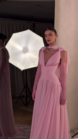 Magnifique robe de soirée rose en mousseline de soie à col V et coupe trapèze, idéale pour un bal de promo ou un mariage (N890).