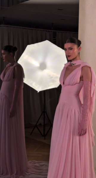 Magnifique robe de soirée rose en mousseline de soie à col V et coupe trapèze, idéale pour un bal de promo ou un mariage (N890).