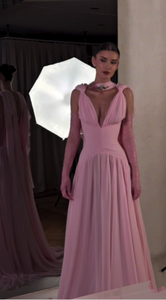 Magnifique robe de soirée rose en mousseline de soie à col V et coupe trapèze, idéale pour un bal de promo ou un mariage (N890).