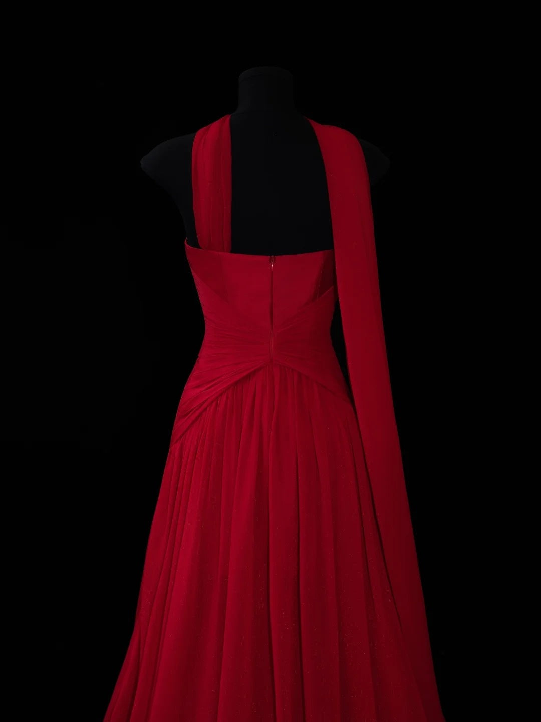 Robe de soirée longue rouge chic en mousseline de soie, bustier, coupe trapèze, avec foulard intégré. Robe de bal élégante et raffinée, idéale pour un mariage ou une réception. Référence N912.
