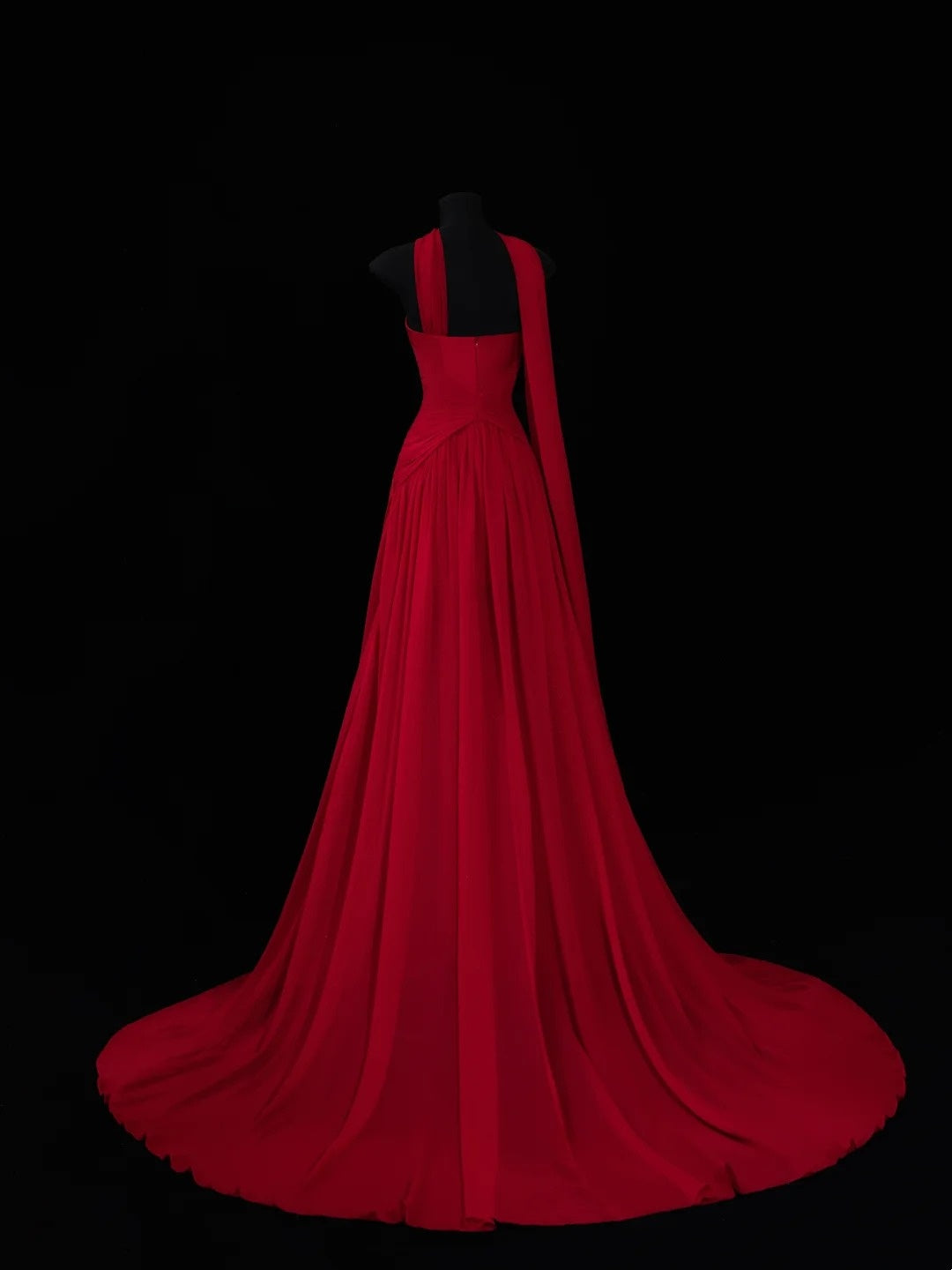Robe de soirée longue rouge chic en mousseline de soie, bustier, coupe trapèze, avec foulard intégré. Robe de bal élégante et raffinée, idéale pour un mariage ou une réception. Référence N912.