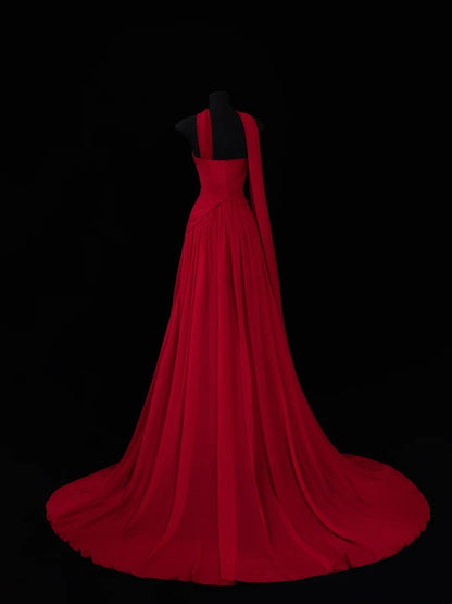 Robe de soirée longue rouge chic en mousseline de soie, bustier, coupe trapèze, avec foulard intégré. Robe de bal élégante et raffinée, idéale pour un mariage ou une réception. Référence N912.