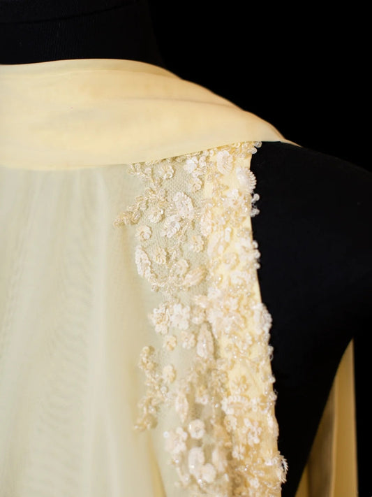 Elegantes, langes, gelbes Chiffonkleid mit Federn in A-Linie, Rundhalsausschnitt, ideal für Partys, Balls und als Hochzeitsgastkleid (Modell N913).