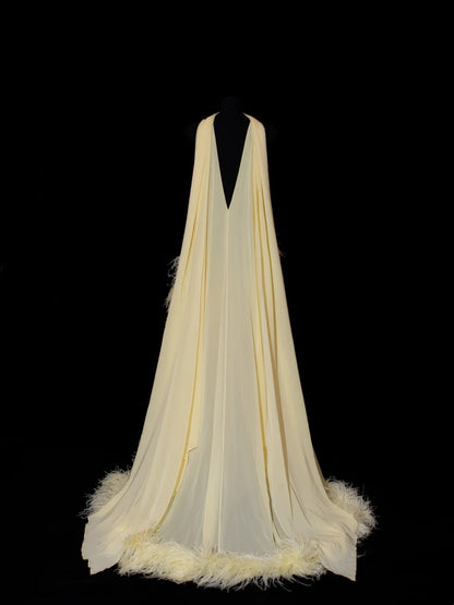 Robe de soirée longue jaune en mousseline de soie ornée de plumes, coupe trapèze, col rond, élégante, idéale pour un bal de promo ou un mariage (N913).