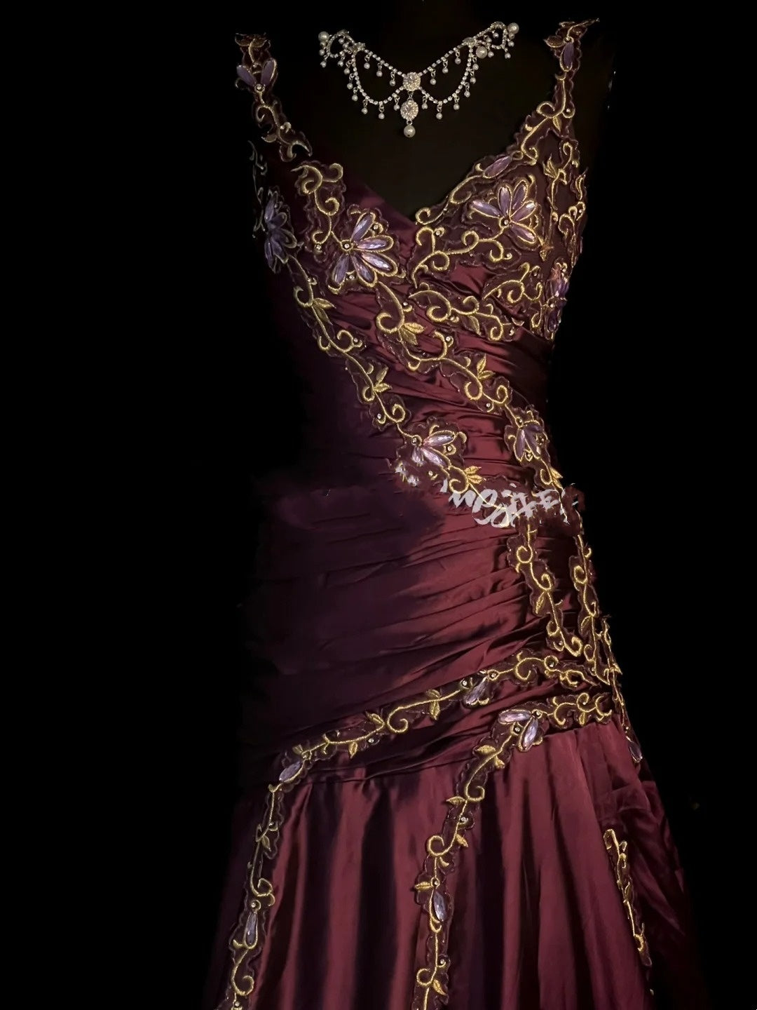 Elegantes, langes Meerjungfrauen-Kleid aus Satin mit Spaghettiträgern und Applikationen – perfekt für Partys, Abschlussbälle und Hochzeiten (Modell N916).
