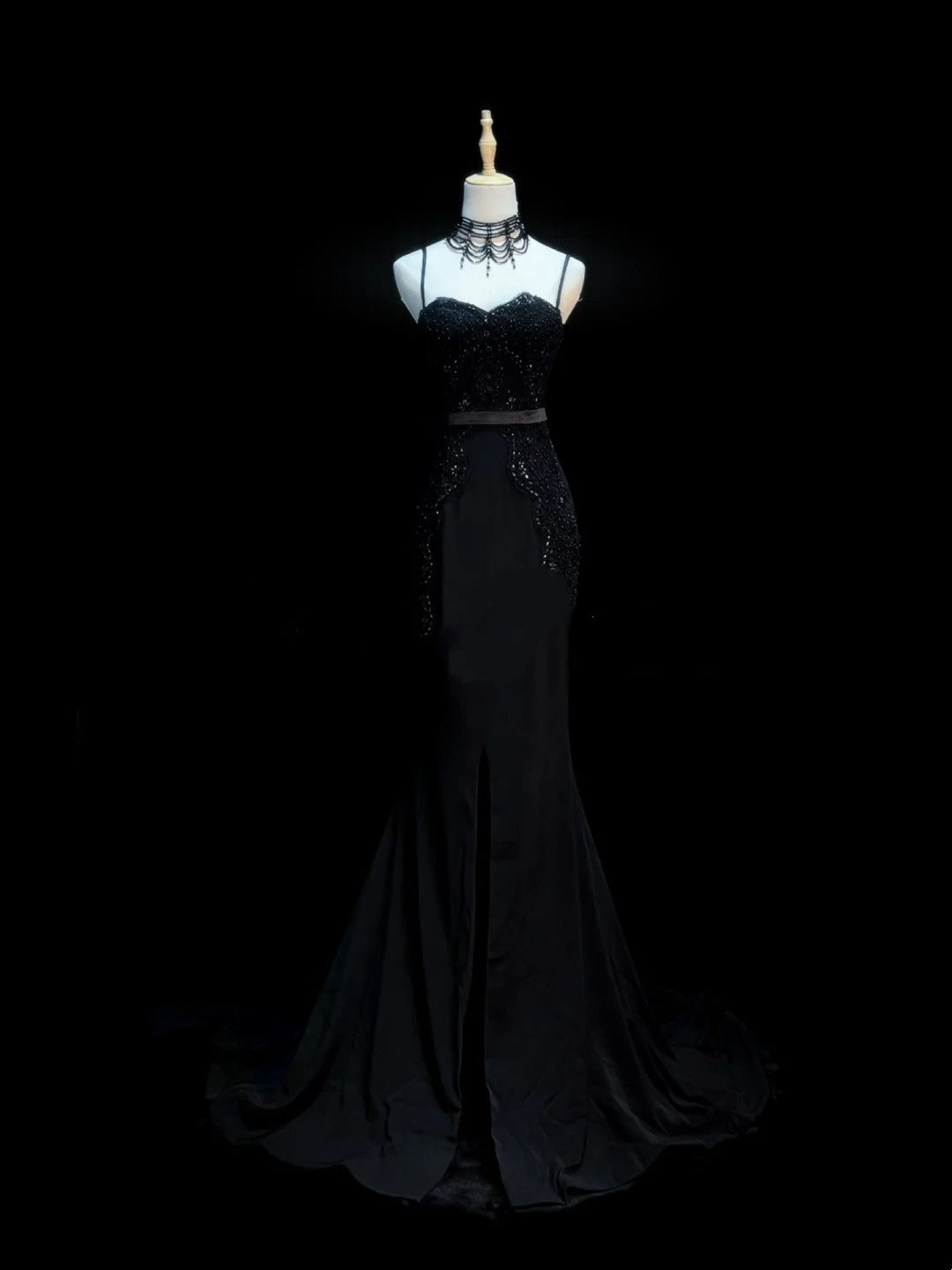 Robe de soirée longue noire à fines bretelles spaghetti et appliques perlées, style sirène chic, idéale pour un bal de promo ou un mariage (N918).