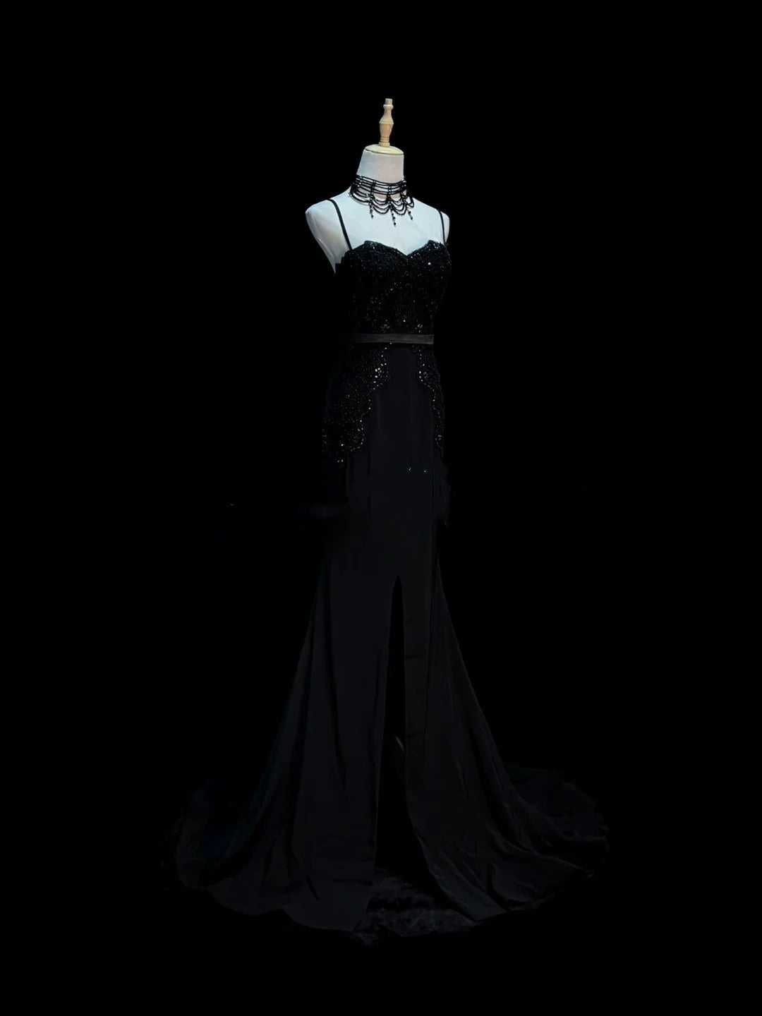 Robe de soirée longue noire à fines bretelles spaghetti et appliques perlées, style sirène chic, idéale pour un bal de promo ou un mariage (N918).