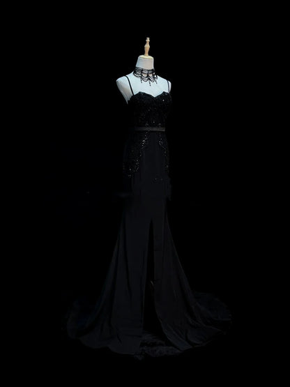 Robe de soirée longue noire à fines bretelles spaghetti et appliques perlées, style sirène chic, idéale pour un bal de promo ou un mariage (N918).