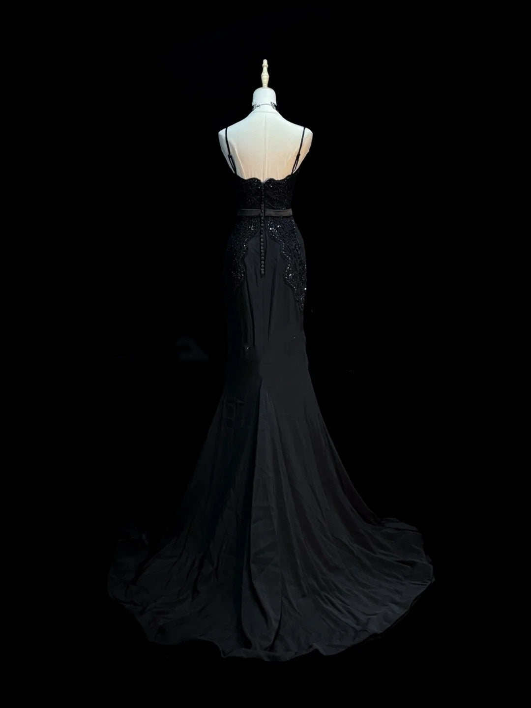 Robe de soirée longue noire à fines bretelles spaghetti et appliques perlées, style sirène chic, idéale pour un bal de promo ou un mariage (N918).