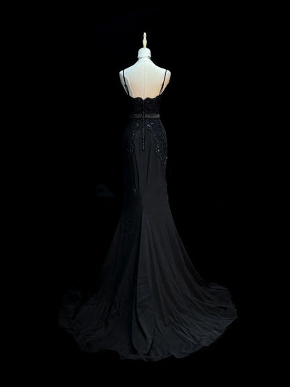 Robe de soirée longue noire à fines bretelles spaghetti et appliques perlées, style sirène chic, idéale pour un bal de promo ou un mariage (N918).