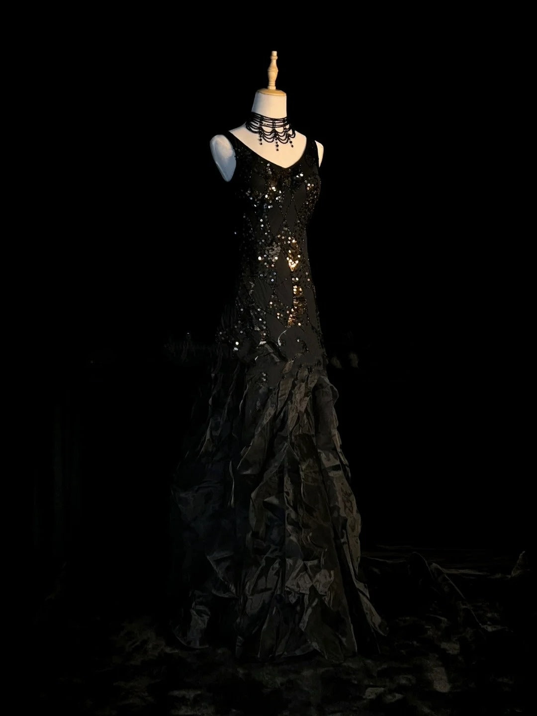 Robe de bal longue vintage sirène à col en V, années 1950, en satin noir ornée de perles et de pierres précieuses. Idéale pour une soirée, un 18e anniversaire ou une remise de diplôme (N920).