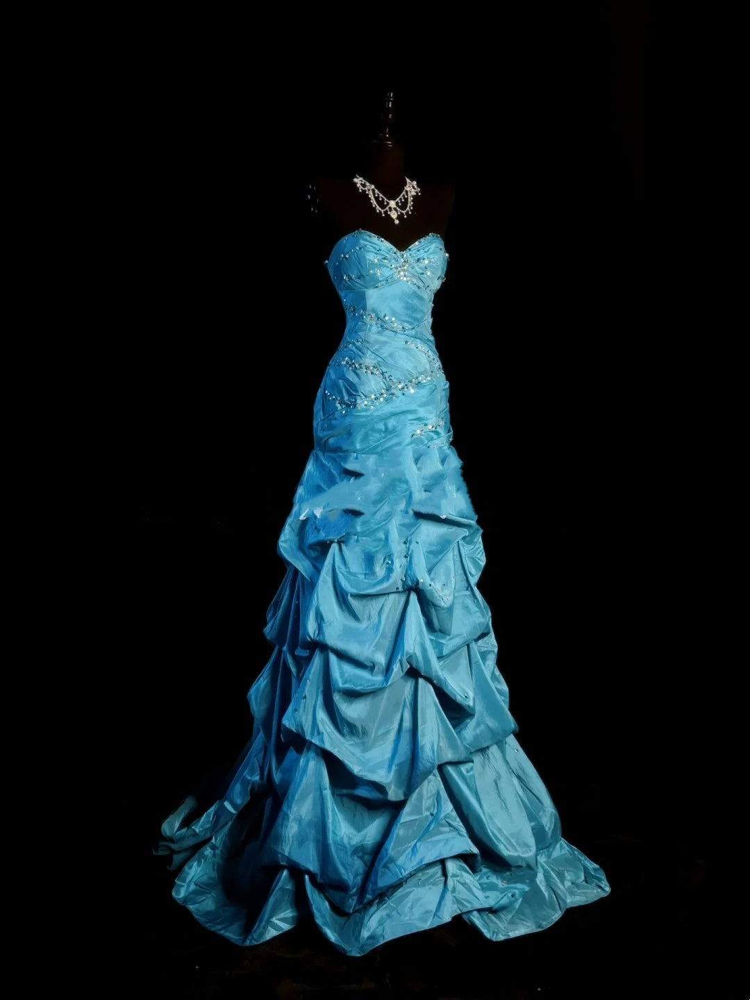 Robe de bal longue vintage sirène années 1950, décolleté cœur, bleue ornée de perles et de pierres précieuses, idéale pour une soirée, un 18e anniversaire ou une remise de diplôme (N923)