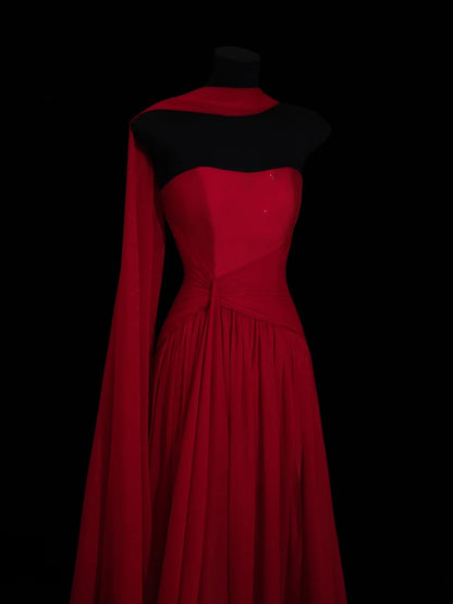 Robe de soirée longue rouge chic en mousseline de soie, bustier, coupe trapèze, avec foulard intégré. Robe de bal élégante et raffinée, idéale pour un mariage ou une réception. Référence N912.