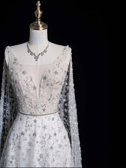 Robe de mariée longue en tulle blanc, coupe trapèze, décolleté en V et cape, style féerique, idéale pour l'automne (N520)