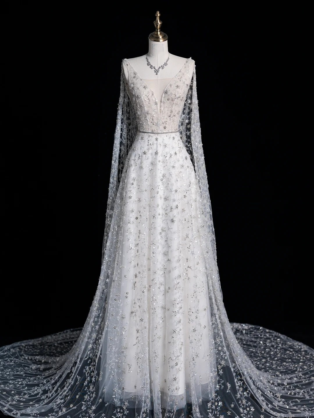 Robe de mariée longue en tulle blanc, coupe trapèze, décolleté en V et cape, style féerique, idéale pour l'automne (N520)