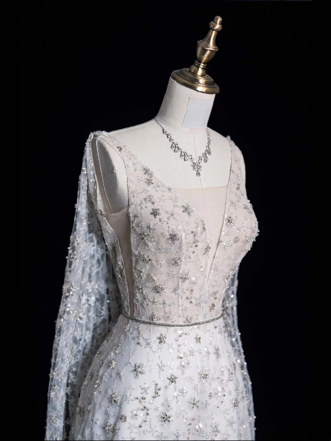 Robe de mariée longue en tulle blanc, coupe trapèze, décolleté en V et cape, style féerique, idéale pour l'automne (N520)