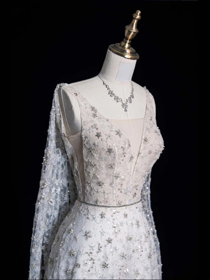 Robe de mariée longue en tulle blanc, coupe trapèze, décolleté en V et cape, style féerique, idéale pour l'automne (N520)