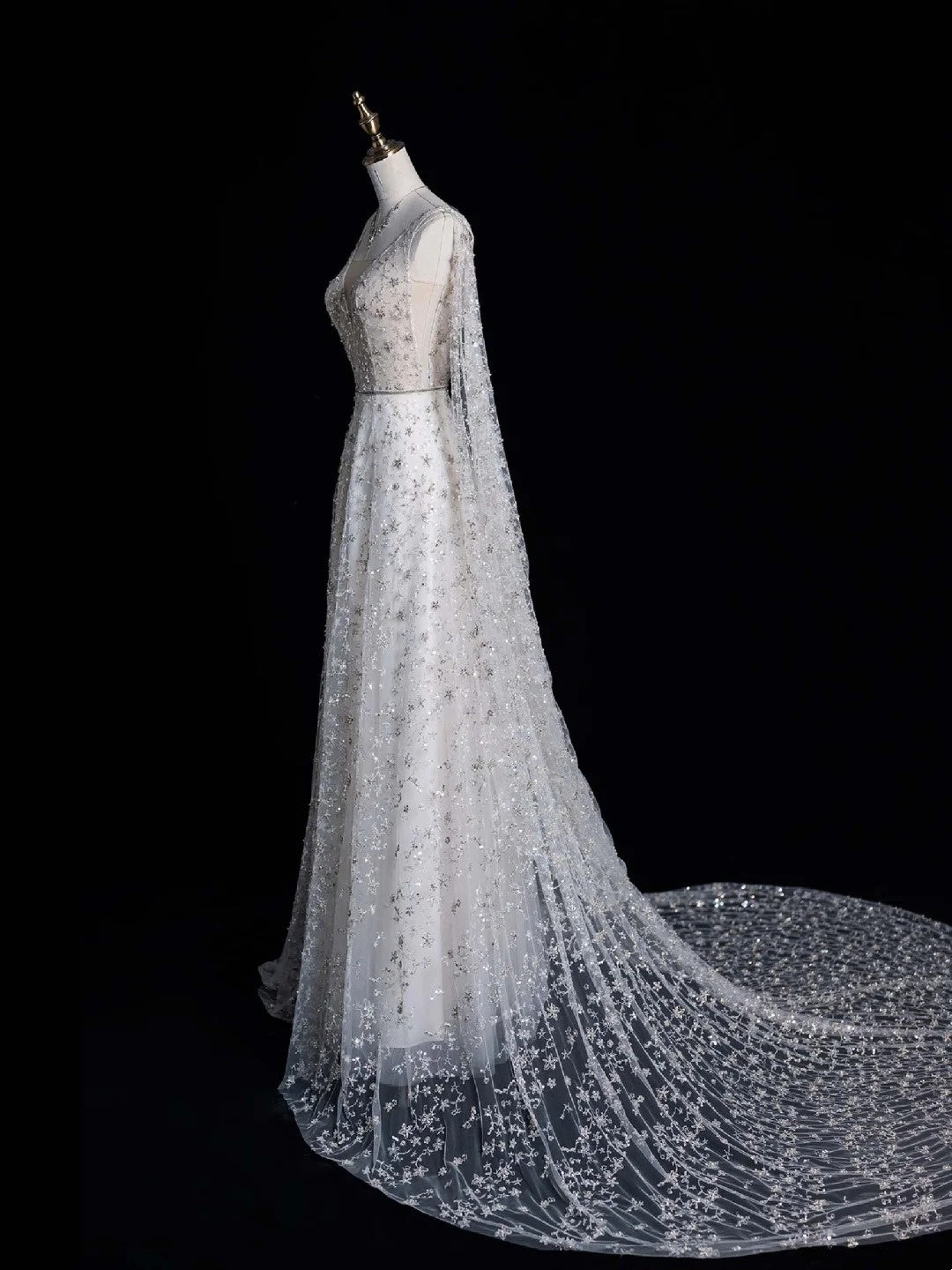 Robe de mariée longue en tulle blanc, coupe trapèze, décolleté en V et cape, style féerique, idéale pour l'automne (N520)