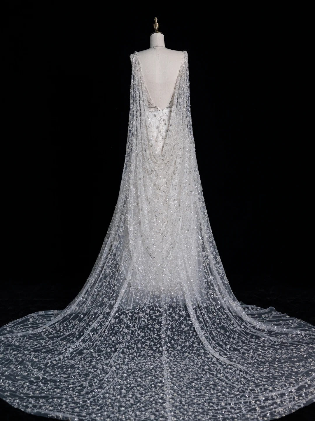 Robe de mariée longue en tulle blanc, coupe trapèze, décolleté en V et cape, style féerique, idéale pour l'automne (N520)