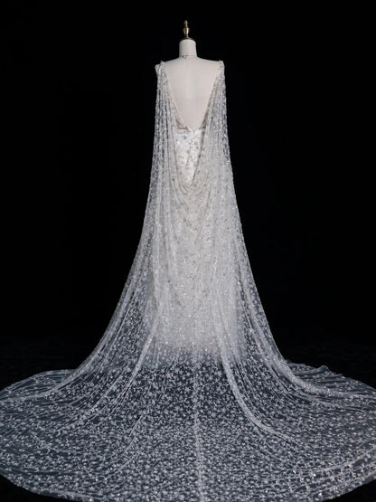 Robe de mariée longue en tulle blanc, coupe trapèze, décolleté en V et cape, style féerique, idéale pour l'automne (N520)