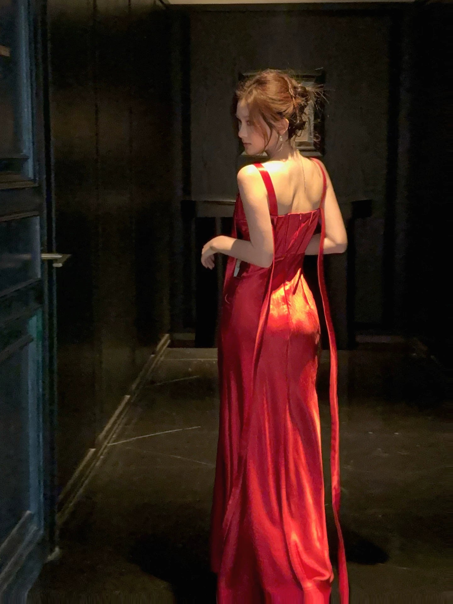 Robe de bal longue rouge satinée sans manches à fines bretelles, style sirène, idéale pour une soirée d'anniversaire ou un 16e anniversaire (AB2437)