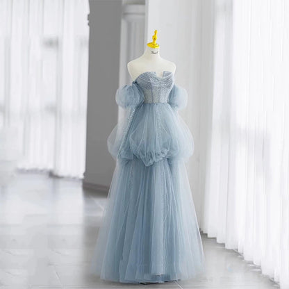 Elegantes, schulterfreies Ballkleid aus staubblauem Tüll – Inspiration für lange Party- und Abendkleider, Outfits zum 20. Geburtstag AB2331