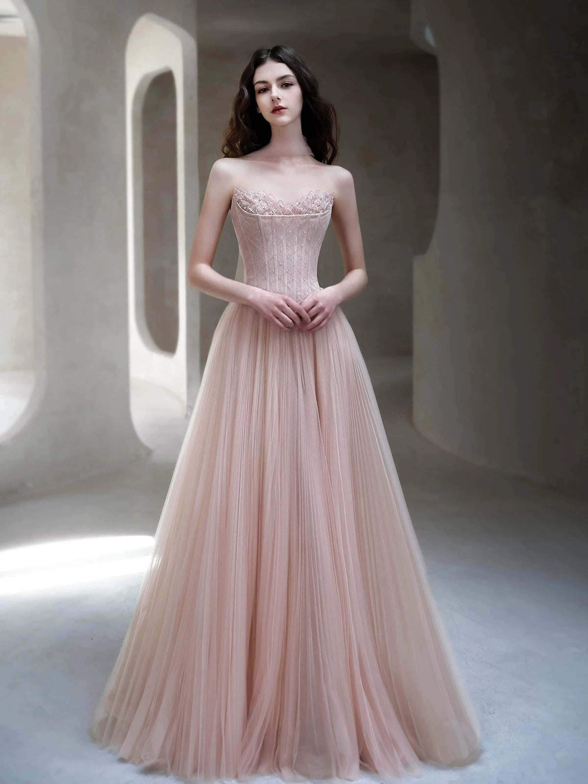 Robe de bal longue et élégante en tulle rose clair, coupe trapèze, sans bretelles, idéale pour les soirées dansantes (AB2199)