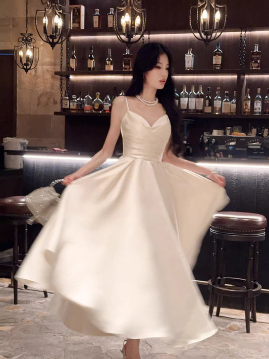Elegantes, elfenbeinfarbenes Satin-Abendkleid in A-Linie mit Spaghettiträgern, auch als Hochzeitsgastkleid oder Outfit zum 20. Geburtstag geeignet (AB2495)