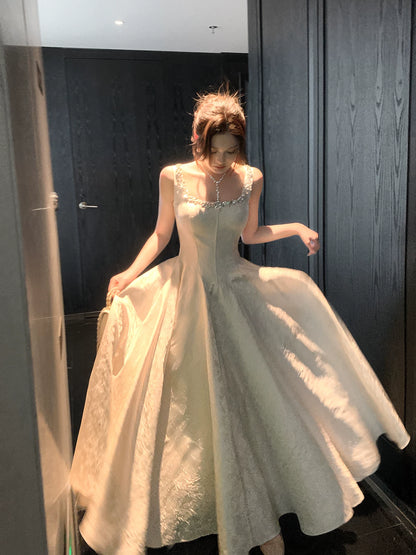 Robe de bal élégante en satin fleuri, coupe trapèze, col carré, longueur cheville, ornée de perles argentées, idéale pour une soirée d'anniversaire ou un 16e anniversaire (AB2418)