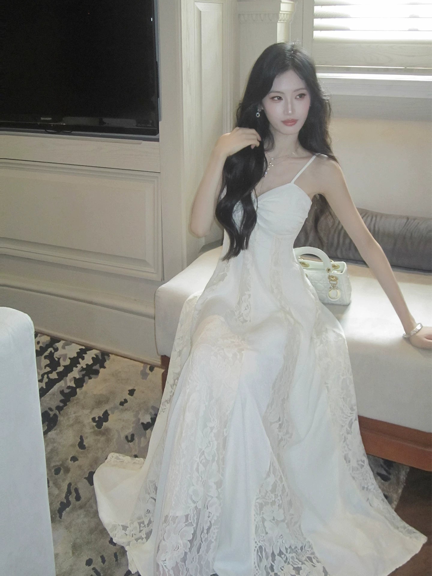 Robe de bal longue plissée en dentelle blanche, élégante, à fines bretelles spaghetti et coupe trapèze. Tenue idéale pour une remise de diplôme ou un anniversaire (N093).