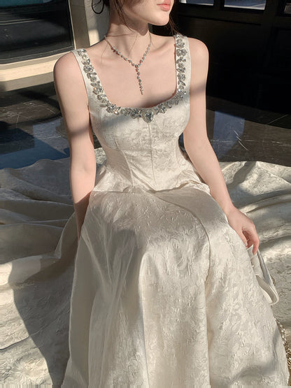 Robe de bal élégante en satin fleuri, coupe trapèze, col carré, longueur cheville, ornée de perles argentées, idéale pour une soirée d'anniversaire ou un 16e anniversaire (AB2418)