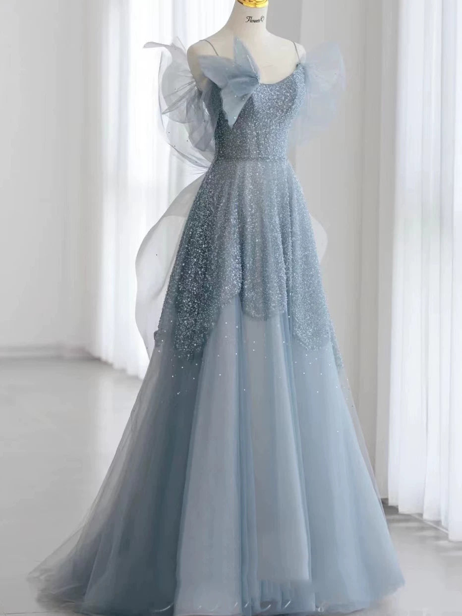 Robe de bal sobre à fines bretelles en tulle bleu poudré, inspiration pour une longue soirée de 20 ans ou un bal de promo (AB2332).