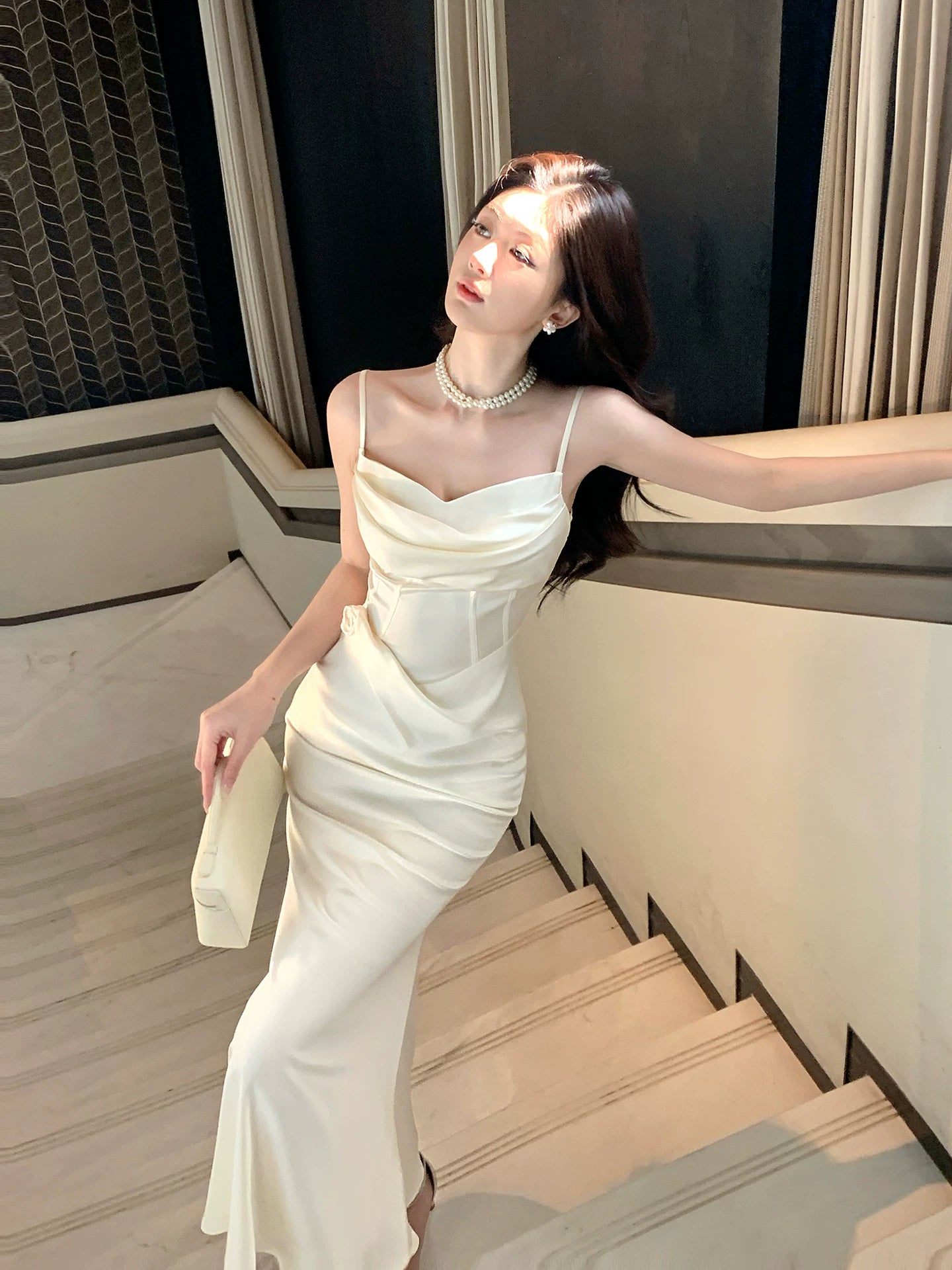 Robe de bal sirène modeste à fines bretelles en satin ivoire, idéale pour un mariage, une soirée d'anniversaire ou une fête de 18 ans (AB2425)