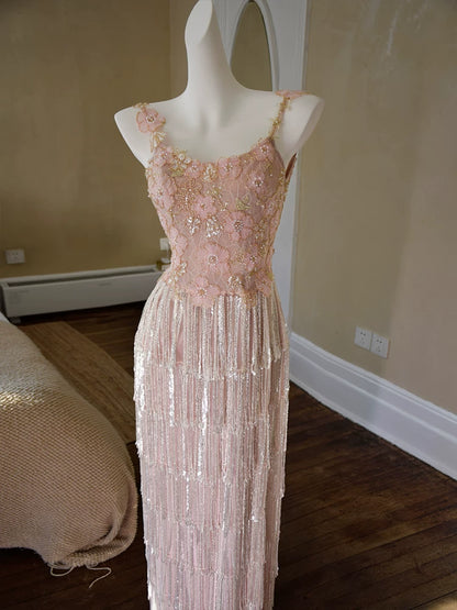 Glitzerndes Etuikleid mit Spaghettiträgern, rosa Quasten, Inspiration für lange Party-Abendkleider zum 20. Geburtstag AB2344